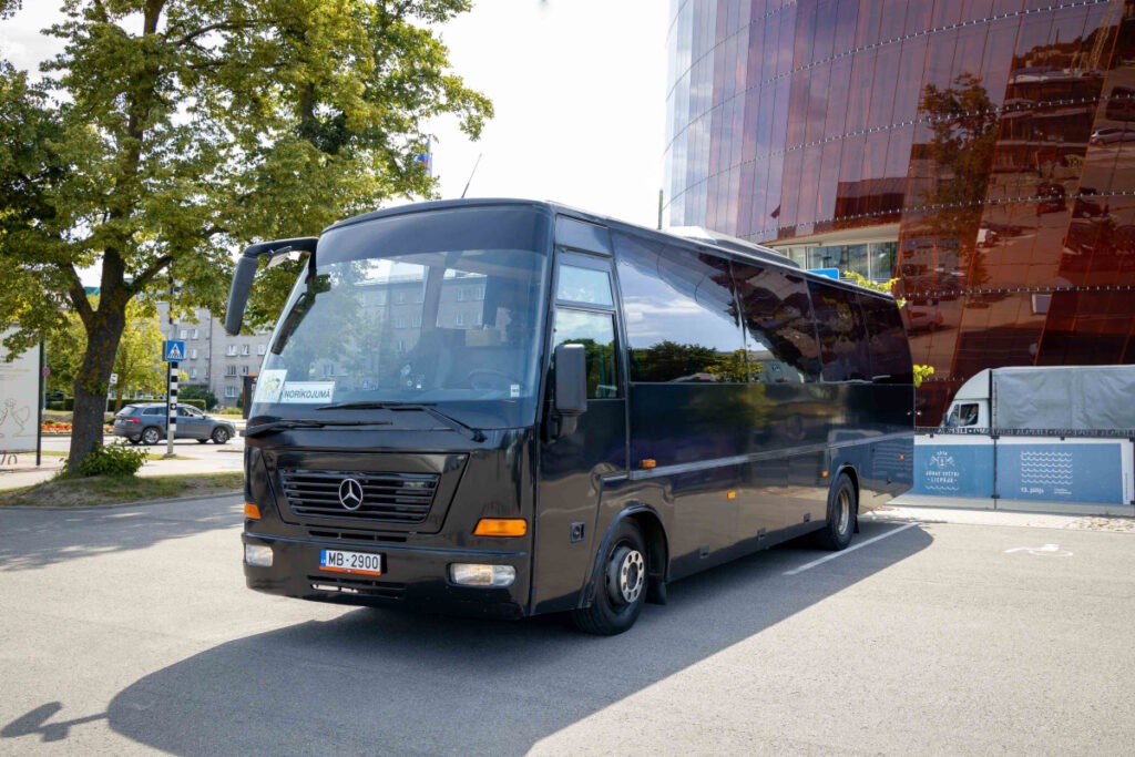 MERCEDES BENZ 1223 Black